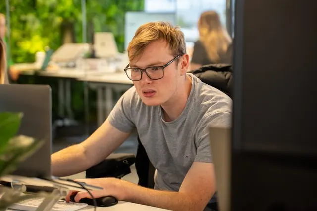 A Kabinly specialist reviewing campaign performance
